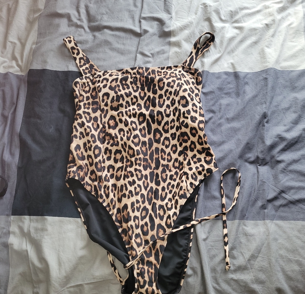 Good American Leopard Print One-Piece Swimsuit With Sarong Size 7 In Good Am